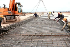 Việc phân tích, dự báo biến động giá cả vật liệu xây dựng và đánh giá mức ảnh hưởng tới các dự án, công trình, từ đó đề xuất giải pháp tháo gỡ khó khăn cho nhà thầu là cần thiết trong bối cảnh hiện nay. Ảnh: Nhã Chi