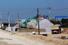 Việc hồ sơ mời thầu giới hạn phạm vi bãi tập kết vật liệu, bãi đỗ thải và yêu cầu có xác nhận của địa phương là dấu hiệu cài tiêu chí “offline” khi đấu thầu “online”. Ảnh: Tiên Giang