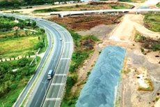 Cơ chế đặc thù trong cấp phép khai thác khoáng sản làm vật liệu xây dựng thông thường sẽ góp phần đẩy nhanh tiến độ hoàn thành tuyến cao tốc Bắc - Nam phía Đông. Ảnh: Lê Tiên