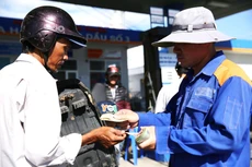 Bộ Tài chính đề xuất giảm thuế bảo vệ môi trường 1.000 đồng/lít với mặt hàng xăng (trừ ethanol). Ảnh: Nhã Chi