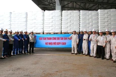 Ban lãnh đạo BSR chúc mừng sự kiện xuất bán thành công sản phẩm hạt nhựa mới