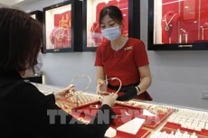 Khách mua bán vàng tại Công ty Kinh doanh vàng, bạc Bảo tín Mạnh Hải, số 39 Nguyễn Trãi, Thanh Xuân, Hà Nội. Ảnh: Trần Việt - TTXVN