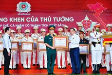 Đại tá Nguyễn Tiến Thắng - Tổng Giám đốc Công ty TECAPRO nhận Bằng khen của Thủ tướng vì có thành tích xuất sắc trong xây dựng, triển khai Dự án sản xuất, cấp và quản lý căn cước công dân năm 2021