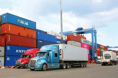 Giá nhiên liệu, trong đó có giá dầu tăng khiến giá dịch vụ, phí, cước giao hàng… đều tăng, ảnh hưởng đến sức cạnh tranh của hàng hóa. Ảnh: Tiên Giang