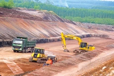 Dự án thành phần đầu tư xây dựng đoạn cao tốc Vĩnh Hảo - Phan Thiết dự kiến phải hoàn thành vào tháng 12/2022, nhưng hiện mới thi công đạt 32,2% giá trị hợp đồng. Ảnh: Vĩnh Phú