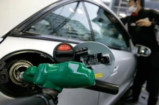 Để hạn chế đà tăng của giá xăng, Tokyo sẽ nâng mức trợ cấp đối đa cho các nhà phân phối lên 35 Yên/lít, từ mức 25 Yên hiện tại - Ảnh: Reuters