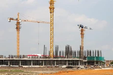 Quy định chuyển tiếp có được áp dụng với các hợp đồng đã ký đang chịu tác động mạnh bởi tăng giá hay không là vấn đề nhà thầu rất quan tâm. Ảnh: Nhã Chi