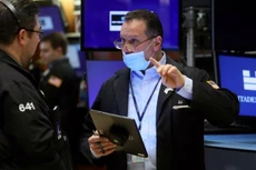 Các nhà giao dịch cổ phiếu trên sàn NYSE ở New York, Mỹ. Thị trường tài chính toàn cầu đang hướng sự quan tâm tới cuộc họp chính sách tiền tệ của Fed trong tuần này - Ảnh: CNBC.