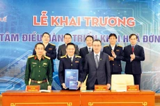 Đại tá Nguyễn Tiến Thắng, Tổng giám đốc TECAPRO (ngoài cùng bên trái) ký bàn giao phần mềm hóa đơn điện tử