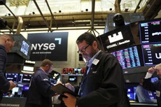 Các nhà giao dịch cổ phiếu làm việc trên sàn NYSE ở New York, Mỹ hôm 15/8 - Ảnh: Reuters.