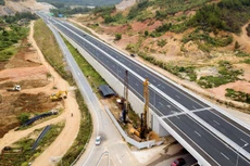 Nếu hình thức chỉ định thầu được áp dụng ngay từ đầu năm 2022, việc lựa chọn nhà thầu cho các dự án đường bộ cao tốc, nhất là cao tốc Bắc - Nam phía Đông giai đoạn 2 có thể hoàn thành trong năm 2022. Ảnh: Lê Tiên