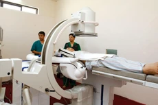 Việc đấu thầu khép kín không khuyến khích sự đổi mới, sáng tạo về công nghệ, kỹ thuật trong khu vực y tế công lập. Ảnh: Tiên Giang