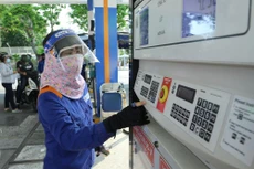 Giá xăng dầu, nguyên vật liệu tăng làm gia tăng áp lực lạm phát trong nửa cuối năm 2022. Ảnh: Song Lê