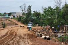 Mặt bằng tuyến chính Dự án đường ĐH2 vẫn còn 2 hộ dân chưa di dời để bàn giao mặt bằng. Ảnh: Minh Hạnh