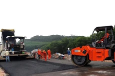 Từ khi khởi công đến 16/4/2022, sản lượng thi công cao tốc Cam Lộ - La Sơn đạt 4.715 tỷ đồng, tương đương 81,8% giá trị xây lắp. Ảnh: NC st