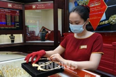 Giá vàng sáng 26/7 giảm 700 nghìn đồng/lượng. Ảnh: Diệp Anh/BNEWS/TTXVN