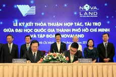 Đại diện Tập đoàn Novaland và đại diện Đại học Quốc gia TP.HCM ký kết tài trợ