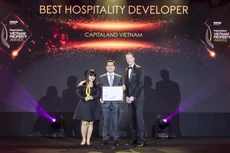 Đại diện CapitaLand nhận giải thưởng Chủ đầu tư khách sạn xuất sắc tại Giải thưởng Bất động sản Việt Nam 2019