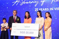 Ông Tan Seng Chai, Tổng giám đốc Nhân sự Tập đoàn CapitaLand và Giám đốc Quỹ thiện nguyện CapitaLand Hope Foundation trao chứng nhận hỗ trợ 25.000 đô la Singapore cho đại diện các trường CapitaLand Hope