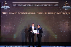 Ông Trương Anh Tú - Giám đốc Phát triển kinh doanh Phuc Khang Corporation nhận giải thưởng Nhà phát triển bền vững của năm 