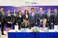 Ông Bùi Xuân Huy, Tổng Giám đốc Novaland ký kết với đại diện DEG tại sự kiện. Ảnh: Novaland