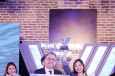 Ngôi vị Quán quân thuộc về đại diện Trịnh Khánh Hạ (phải) đến từ Vulcan Augmetics.