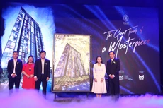 Ban giám đốc CapitaLand Việt Nam và Tổng lãnh sự Singapore tại TP.HCM trong lễ cất nóc