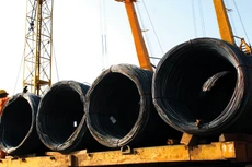 Giá thép và lượng tiêu thụ sụt giảm trong khi giá nguyên liệu đầu vào tăng cao. Ảnh: Nhã Chi