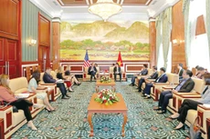 Thứ trưởng Bộ Kế hoạch và Đầu tư Trần Quốc Phương tiếp Giám đốc Khu vực châu Á của Cơ quan Phát triển quốc tế Hoa Kỳ (USAID) Michael Schiffer. Ảnh: Tùng Linh