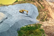Hồ sơ mời thầu yêu cầu vật liệu cát, đá phải có chứng nhận hợp quy và có giấy phép khai thác mỏ còn hiệu lực. Ảnh minh họa: Tiên Giang