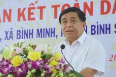 Bộ trưởng Nguyễn Chí Dũng mong muốn bà con thôn Tân Phước nói riêng, Quảng Ngãi nói chung tiếp tục cố gắng, phát huy truyền thống cách mạng, thực hiện đoàn kết, gắn bó cùng nhau phát triển