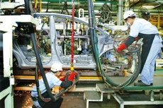 Việt Nam phải nhập khẩu hầu hết công nghệ, máy móc thiết bị, phụ tùng, nguyên liệu chính cho sản xuất công nghiệp. Ảnh: Lê Tiên