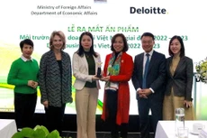 Đại diện Bộ Ngoại giao, Deloitte và các hiệp hội chụp ảnh lưu niệm tại Lễ ra mắt ấn phẩm.