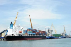 Cảng Chu Lai tại Khu kinh tế mở Chu Lai phát huy vai trò nâng cao kim ngạch xuất khẩu, hình thành chuỗi dịch vụ logistics tại khu vực duyên hải Nam Trung Bộ. Ảnh: Hà Minh