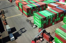 Hạ tầng logistics chưa đồng bộ, còn phân tán, thiếu tính kết nối giữa các khâu từ vận chuyển hàng hóa tới lưu trữ kho bãi và quản trị chuỗi cung ứng. Ảnh: Tiên Giang