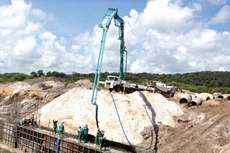 Dự thảo Luật Đất đai (sửa đổi) quy định đấu thầu để lựa chọn nhà đầu tư đối với dự án đô thị, nhà ở thương mại có quy mô từ 50 ha trở lên tại khu vực nông thôn và 20 ha trở lên tại khu vực đô thị. Ảnh: Tường Lâm