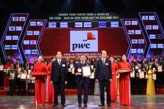 Ông Nguyễn Hoàng Nam, Phó Tổng giám đốc, Lãnh đạo ESG, Dịch vụ Kiểm toán và Đảm bảo đại diện PwC Việt Nam nhận giải thưởng