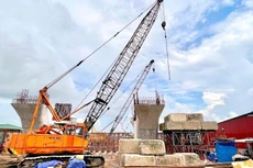 Gói thầu Xây dựng cầu Trần Hoàng Na bị ngưng trệ thời gian dài do ảnh hưởng của dịch Covid-19 và việc thay đổi vật liệu thép xây dựng. Ảnh: Đỗ Lê