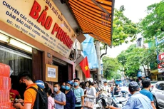 Dòng người xếp hàng chỉ để mua bánh trung thu cổ truyền trên phố Thụy Khuê (Hà Nội) cho thấy vai trò quan trọng của niềm tin trong kinh doanh. Ảnh: Trọng Tùng