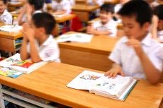 Hàng hóa tại Gói thầu Cung cấp bàn ghế học sinh cho các trường công lập trên địa bàn tỉnh Lâm Đồng là hàng hóa phổ thông trên thị trường. Ảnh minh họa: Hoàng Quân