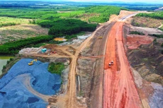 Bộ Kế hoạch và Đầu tư lưu ý Bộ Giao thông vận tải phân tích, đánh giá tình hình nguồn cung vật liệu xây dựng cho các dự án cao tốc trọng điểm. Ảnh: Lê Tiên