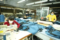 Suy thoái kinh tế toàn cầu đang đè nặng lên triển vọng kinh doanh của các doanh nghiệp ngành dệt may năm tới. Ảnh: Tiên Giang