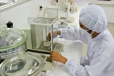 Khâu lấy mẫu kiểm tra được doanh nghiệp đánh giá gặp khó khăn nhiều nhất. Ảnh minh họa: Tường Lâm