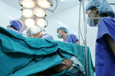 Kiểm soát chi phí khám chữa bệnh bảo hiểm y tế không vượt tổng mức thanh toán là khó khăn của các cơ sở y tế hiện nay. Ảnh: Tường Lâm