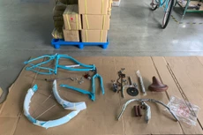 Toàn bộ linh kiện của một chiếc xe đạp nhập khẩu từ Trung Quốc, DN chỉ đưa về Việt Nam để lắp ráp và đội lốt hàng Made in Việt Nam Ảnh: Tổng cục Hải quan
