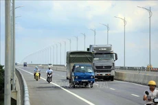 Xe tải, xe ô tô chuyên dùng, xe đầu kéo nộp phí bằng 90% mức thu quy định. Ảnh: Internet