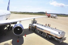 Việc giảm giá nhiên liệu bay sẽ tác động trực tiếp đến hoạt động kinh doanh của ngành hàng không. Ảnh: Internet 