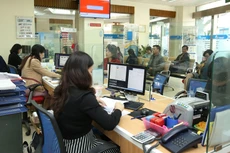 Theo Tổng cục Thuế, trường hợp ngân hàng có thu các khoản phí liên quan đến L/C nhưng không phải là đơn vị có nhiệm vụ bảo lãnh thanh toán cho người mua thì dịch vụ này phải áp dụng thuế suất thuế giá trị gia tăng 10%. Ảnh: Hồng Thái