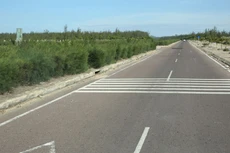 Tuyến đường bộ ven biển sẽ đảm bảo kết nối liên thông giữa các tỉnh, thành phố, các khu du lịch ven biển, rút ngắn khoảng cách, thời gian đi lại. Ảnh: Nhã Chi