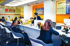 Ngân hàng Nhà nước đang kêu gọi các tổ chức tín dụng cơ cấu lại thời hạn trả nợ, miễn, giảm lãi, giữ nguyên nhóm nợ cho các doanh nghiệp chịu ảnh hưởng của Covid-19. Ảnh: Lê Tiên